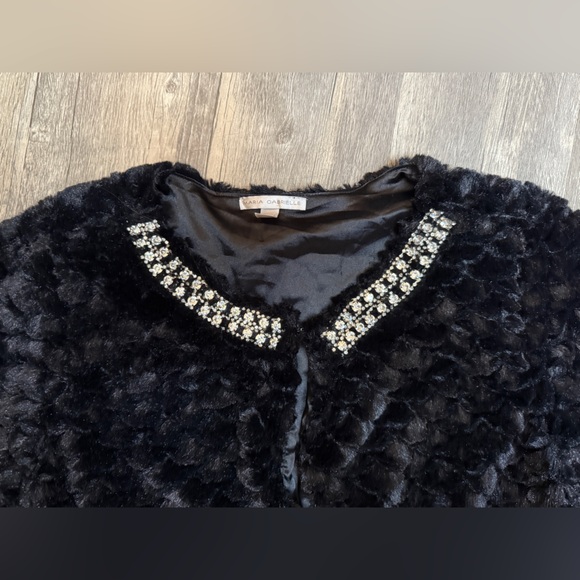 Mari Gabrielle Black Faux Fur Jacket - Picture 3 of 11